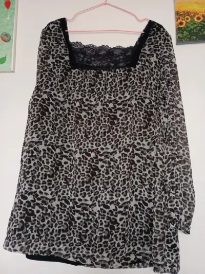 Blusa estampado animal print con encaje - miniatura 1