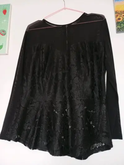 Blusa negra de encaje con mangas largas - miniatura 1