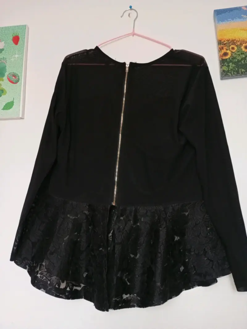 Blusa negra de encaje con mangas largas - 2