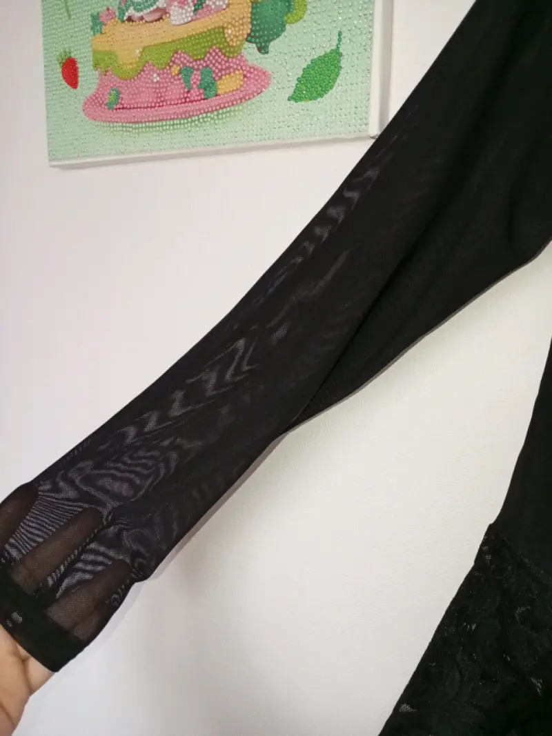 Blusa negra de encaje con mangas largas - 3