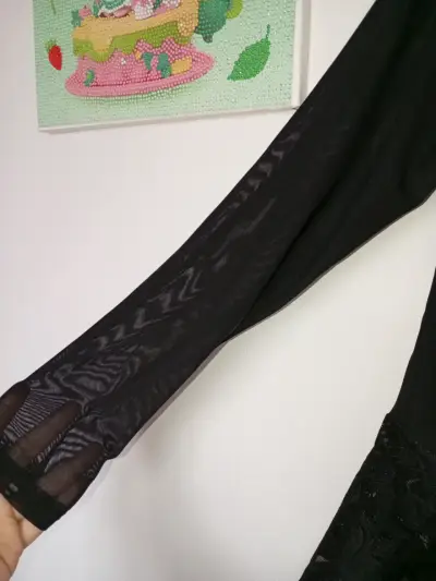 Blusa negra de encaje con mangas largas - miniatura 3