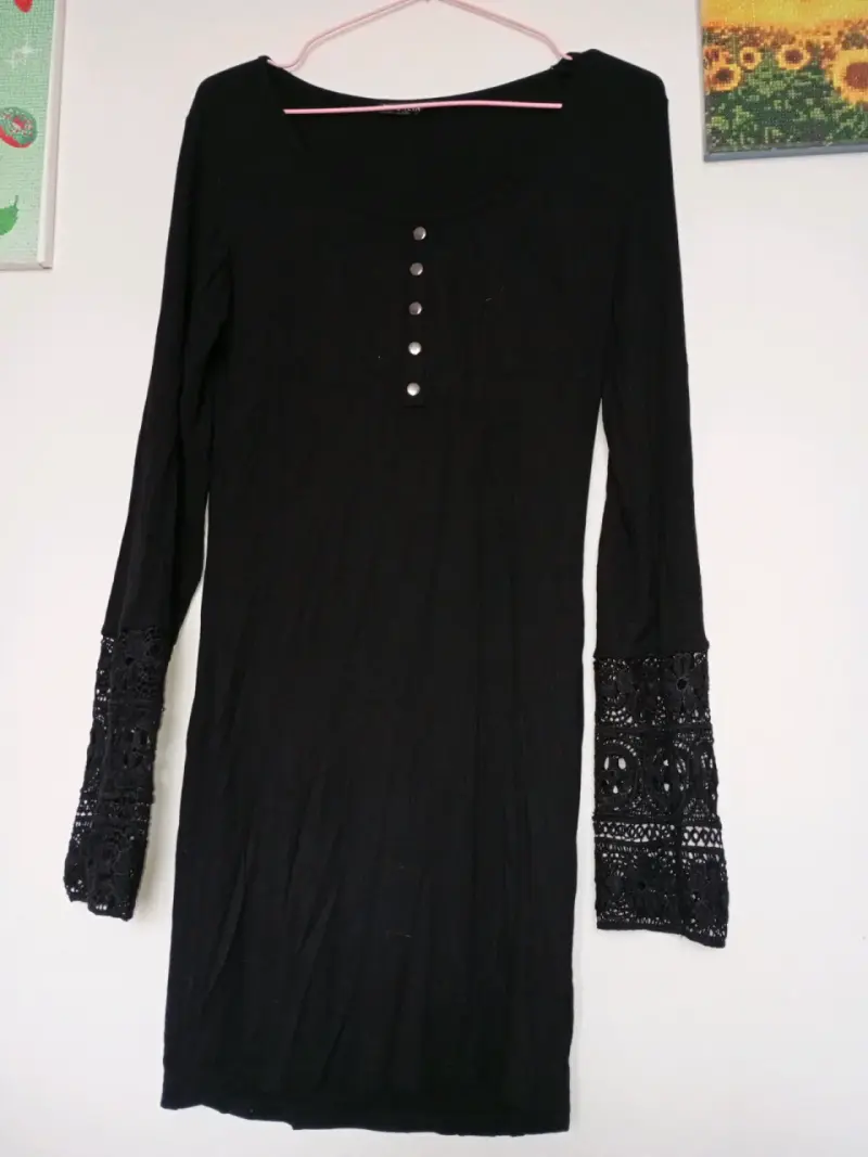 Vestido negro con encaje en las mangas