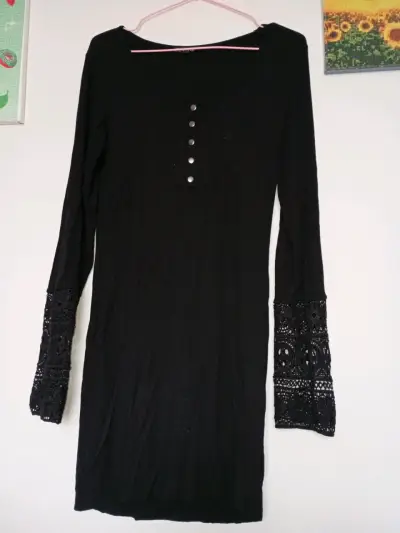 Vestido negro con encaje en las mangas - miniatura 1