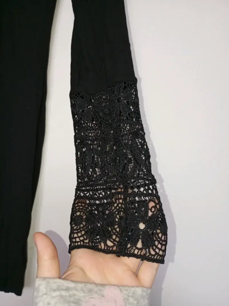 Vestido negro con encaje en las mangas - 2