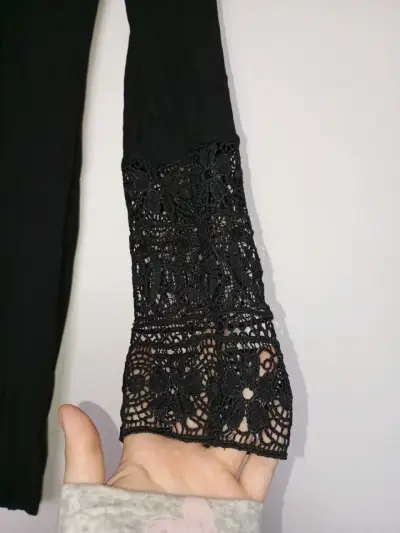 Vestido negro con encaje en las mangas - miniatura 2
