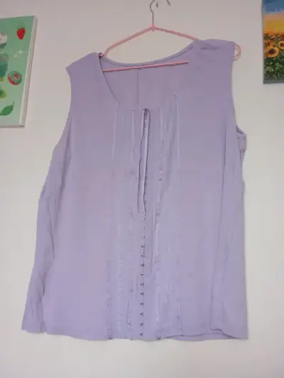 Blusa sin mangas lila con detalles decorativos - miniatura 1