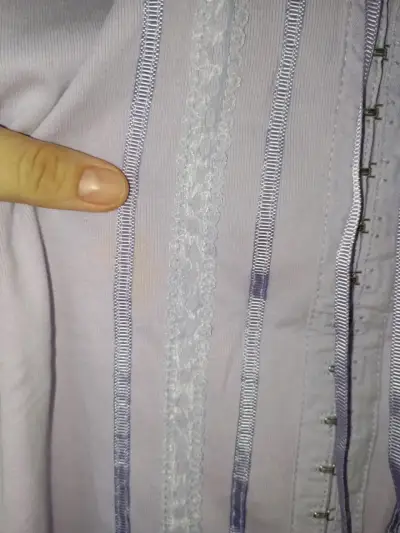 Blusa sin mangas lila con detalles decorativos - miniatura 2