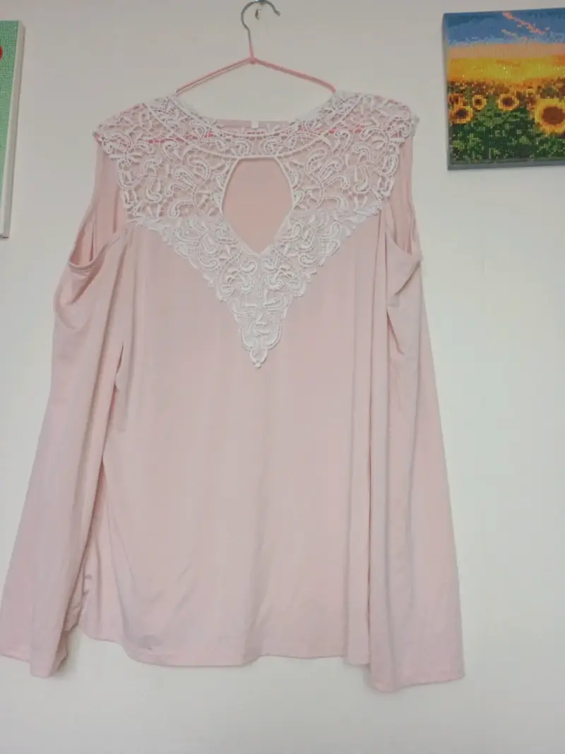 Blusa rosa con encaje y hombros descubiertos