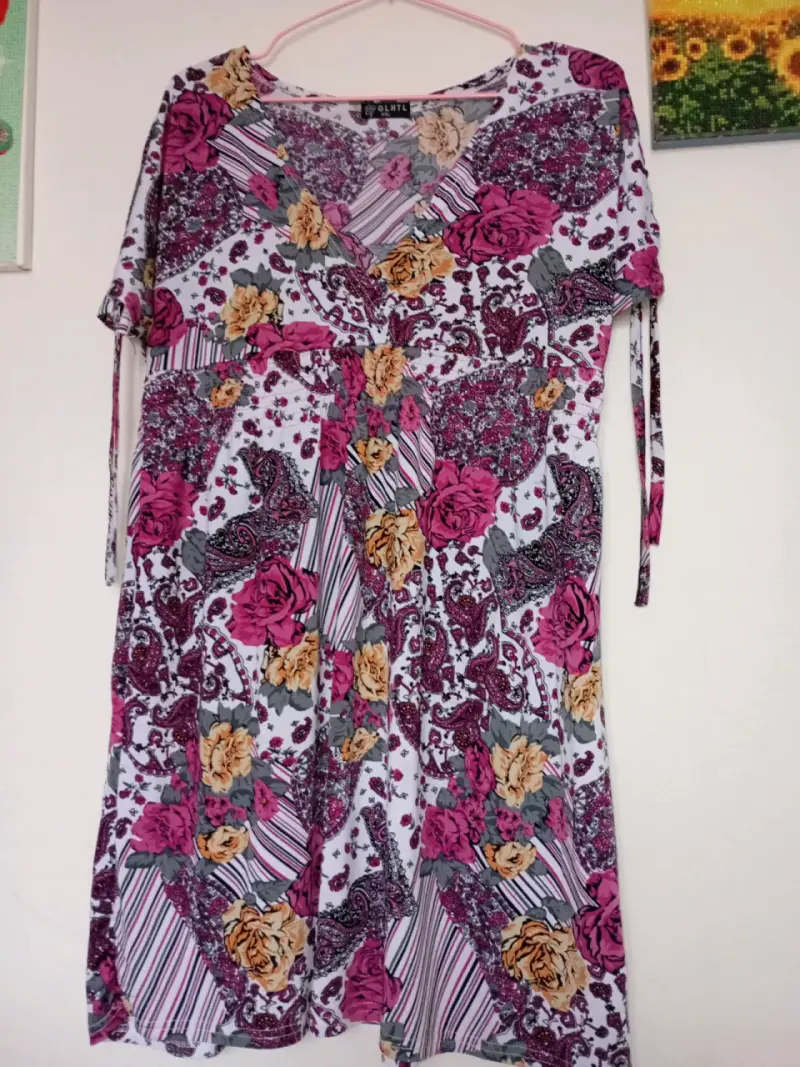 Vestido floral multicolor con diseño bohemio