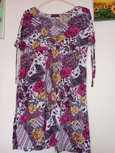 Vestido floral multicolor con diseño bohemio - miniatura 1