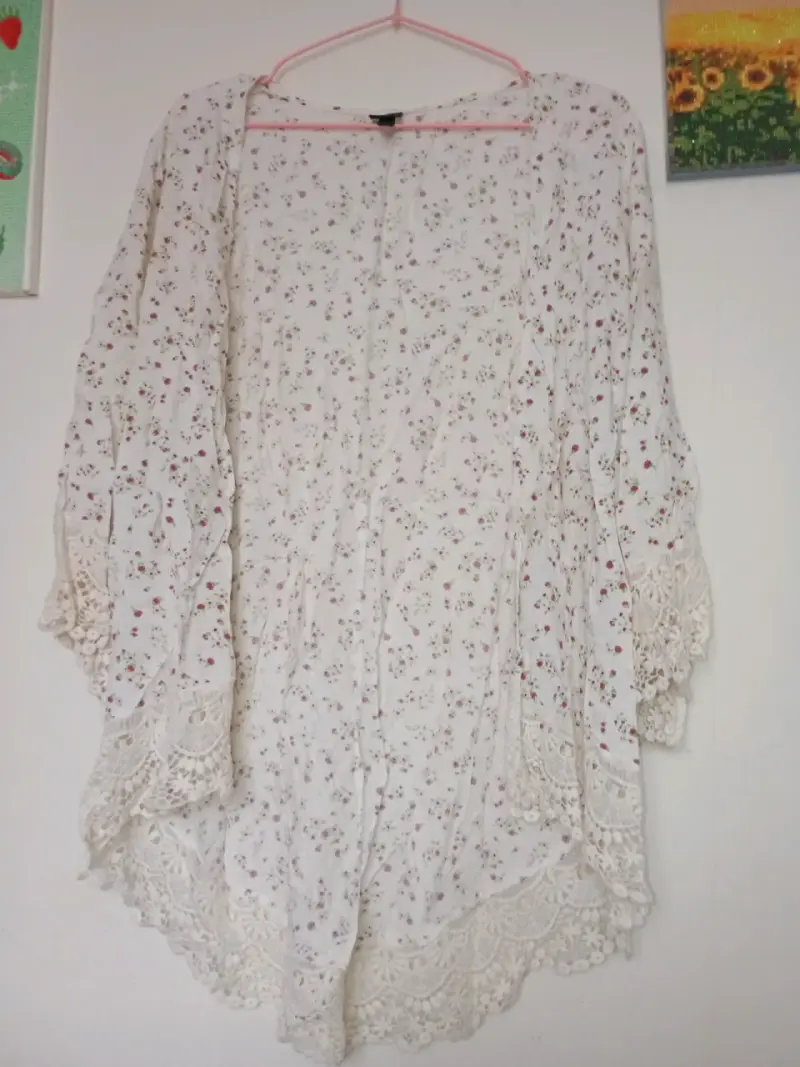 Kimono floral blanco con encaje