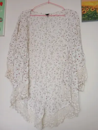 Kimono floral blanco con encaje - miniatura 1