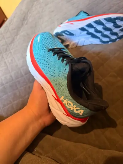Zapatillas running Hoka azul y rojo - miniatura 1