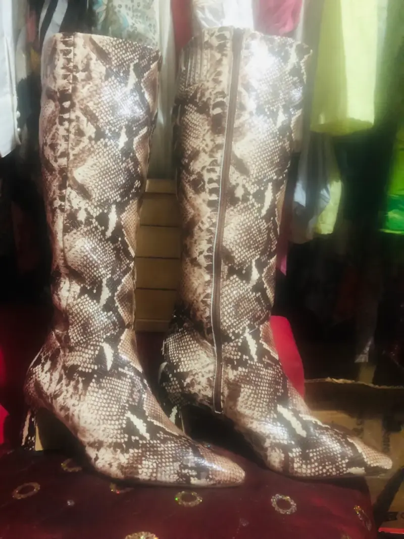 Botas altas de cuero sintético con estampado de serpiente - 1