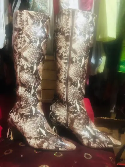 Botas altas de cuero sintético con estampado de serpiente - miniatura 1