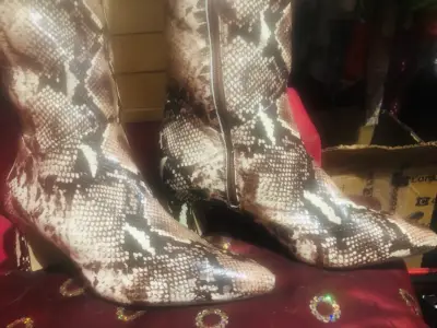 Botas altas de cuero sintético con estampado de serpiente - miniatura 2