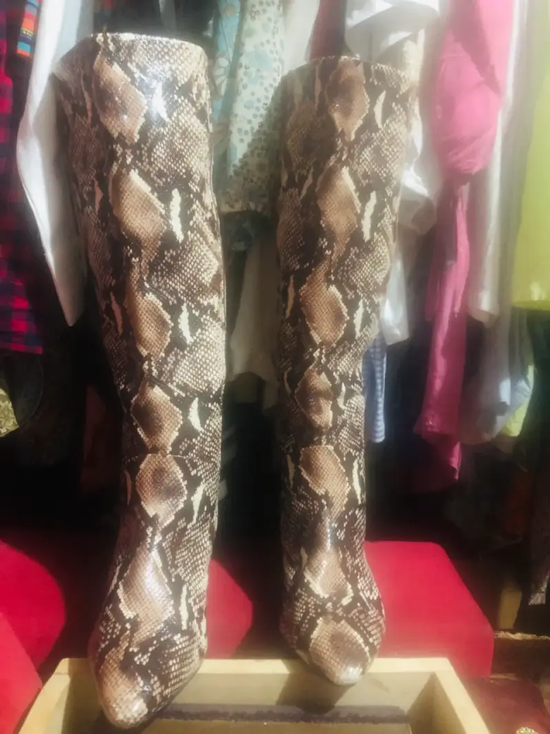 Botas altas de cuero sintético con estampado de serpiente - 3
