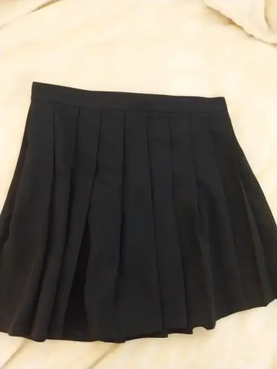 Falda corta plisada negra para mujer - miniatura 1
