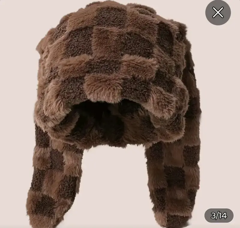 Gorro de invierno peludo con diseño de cuadros