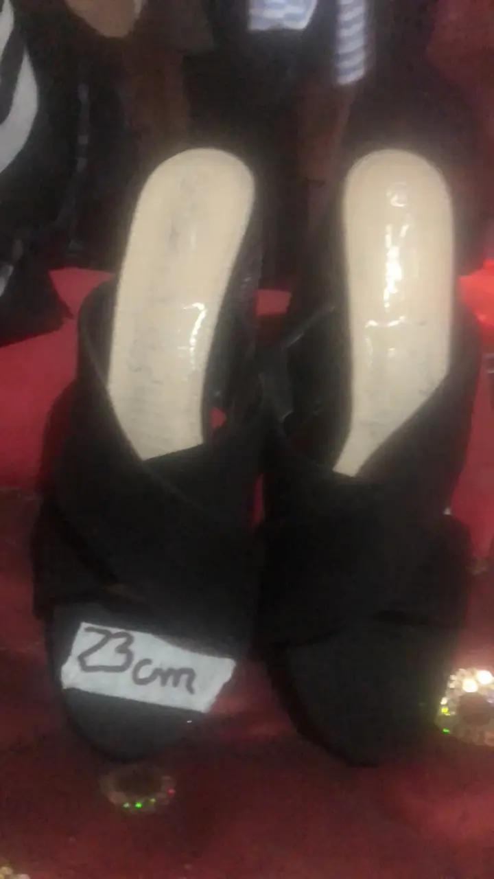 Sandalias de tacón alto negras elegantes - 2