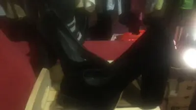 Zapatos de tacón alto negros elegantes - miniatura 1