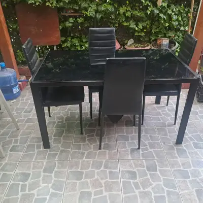 Juego de comedor negro con mesa de vidrio y sillas - miniatura 1
