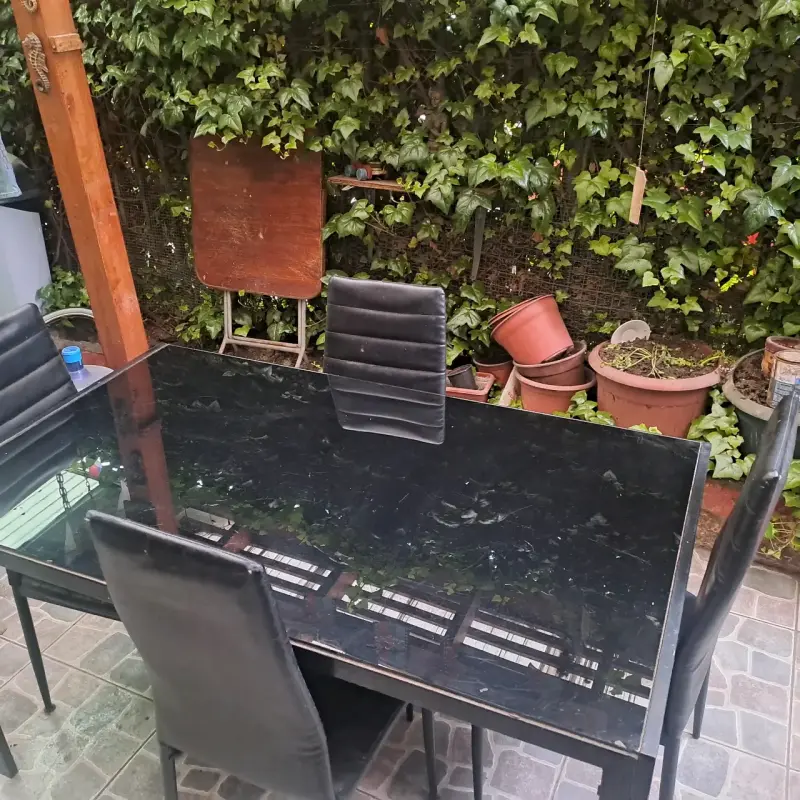 Juego de comedor negro con mesa de vidrio y sillas - 3