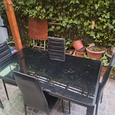 Juego de comedor negro con mesa de vidrio y sillas - miniatura 4