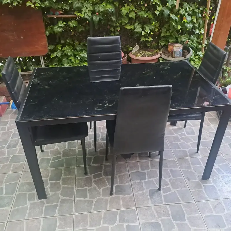 Juego de comedor negro con mesa de vidrio y sillas - 5