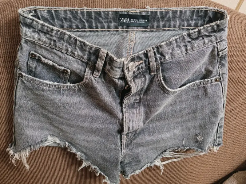 Shorts de mezclilla desgastados Zara para mujer