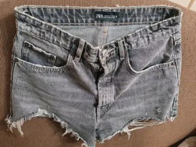 Shorts de mezclilla desgastados Zara para mujer - miniatura 1