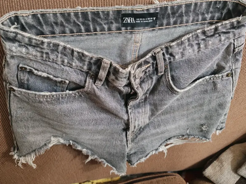 Shorts de mezclilla desgastados Zara para mujer - 2
