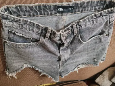 Shorts de mezclilla desgastados Zara para mujer - miniatura 2