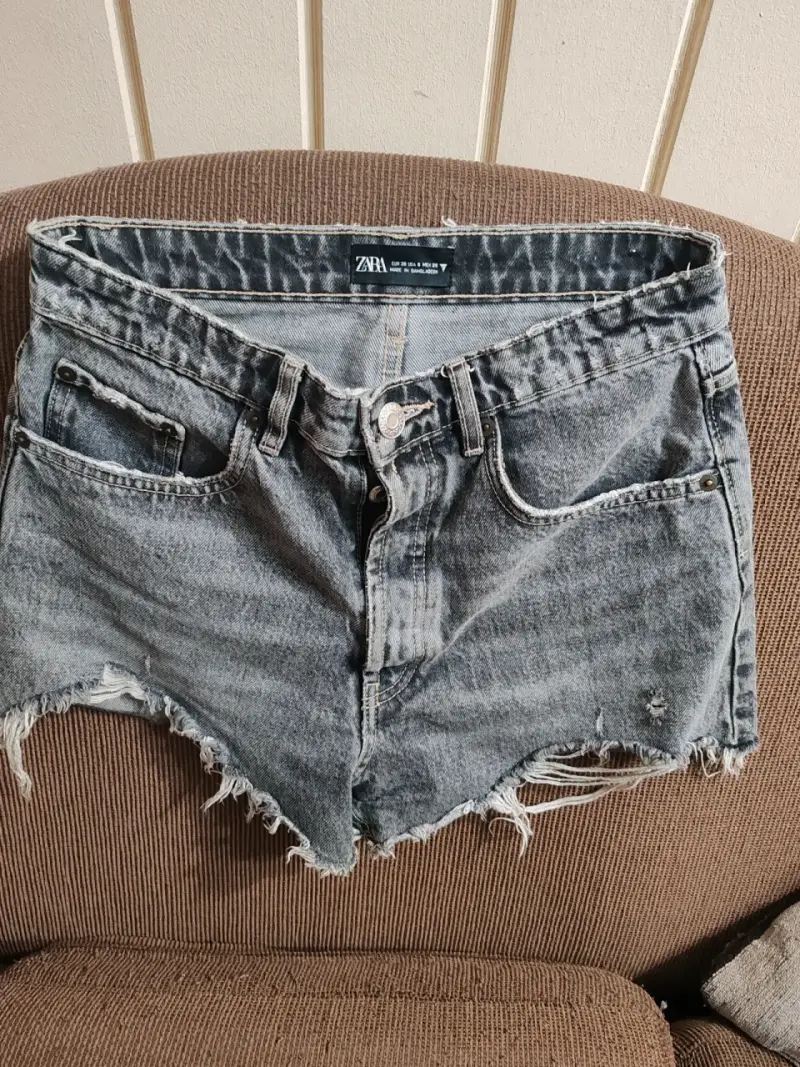 Shorts de mezclilla desgastados Zara para mujer - 3