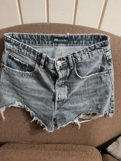 Shorts de mezclilla desgastados Zara para mujer - miniatura 3
