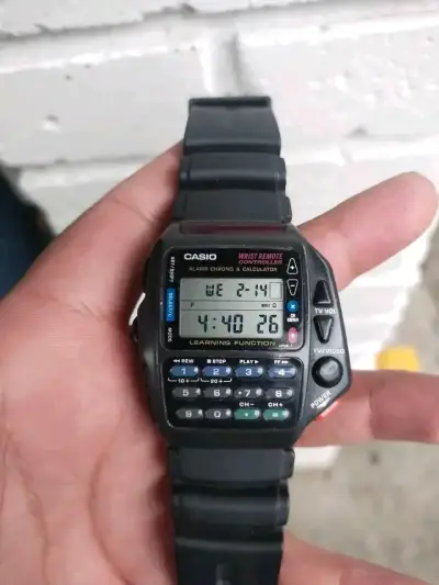 Reloj Casio con Calculadora y Control Remoto - miniatura 1