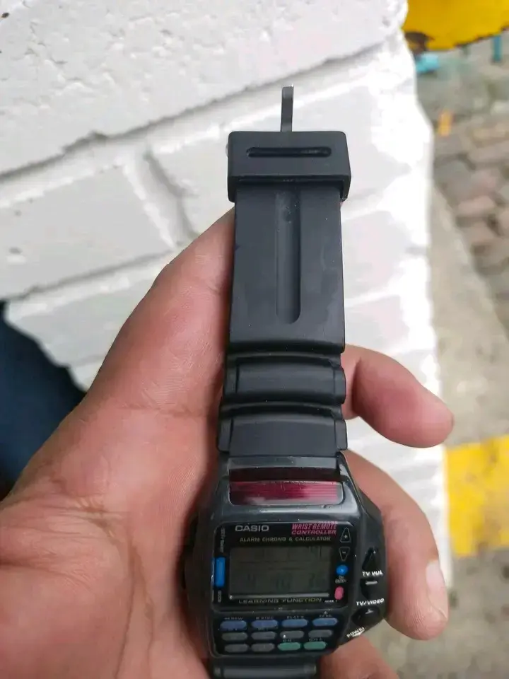 Reloj Casio con Calculadora y Control Remoto - 2