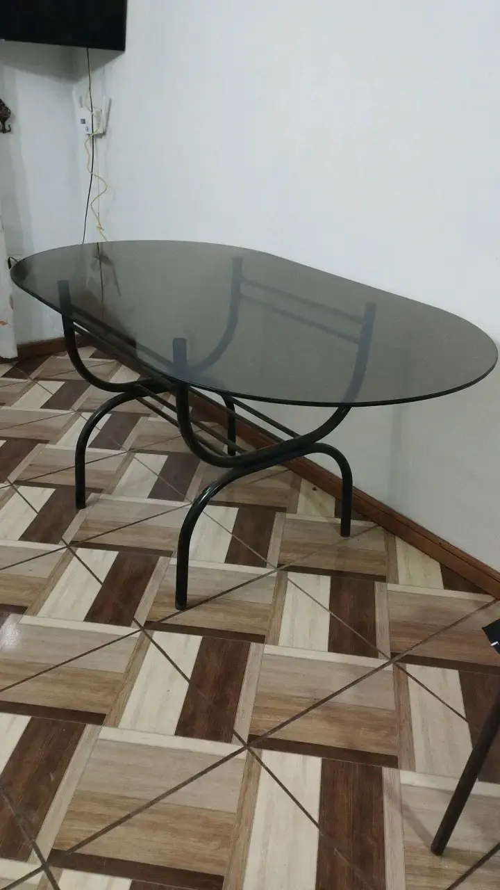 Mesa de vidrio ovalada con base metálica 160x90