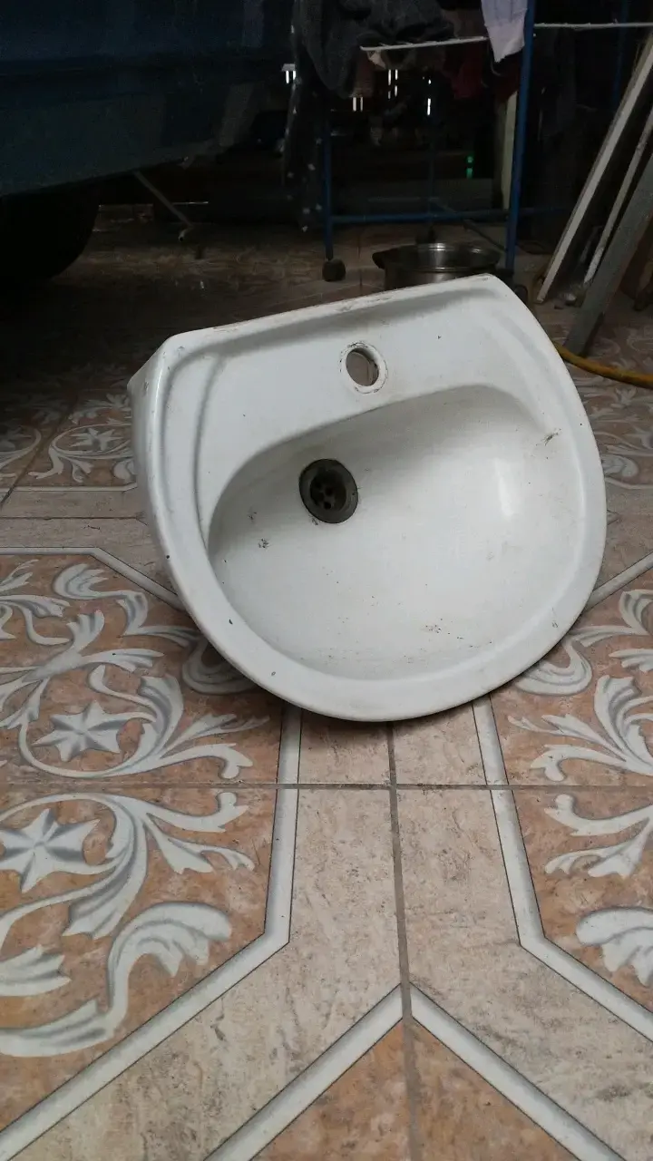 Lavamanos de cerámica blanco usado