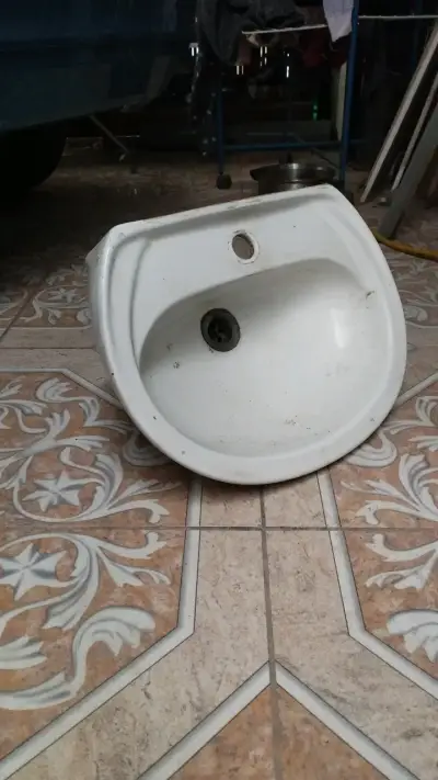 Lavamanos de cerámica blanco usado - miniatura 1