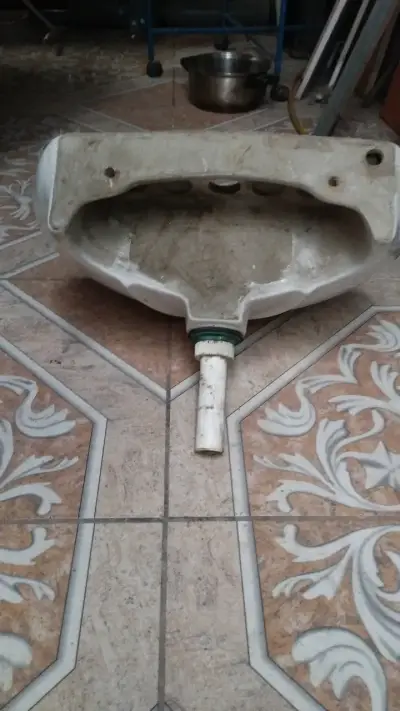 Lavamanos de cerámica blanco usado - miniatura 2