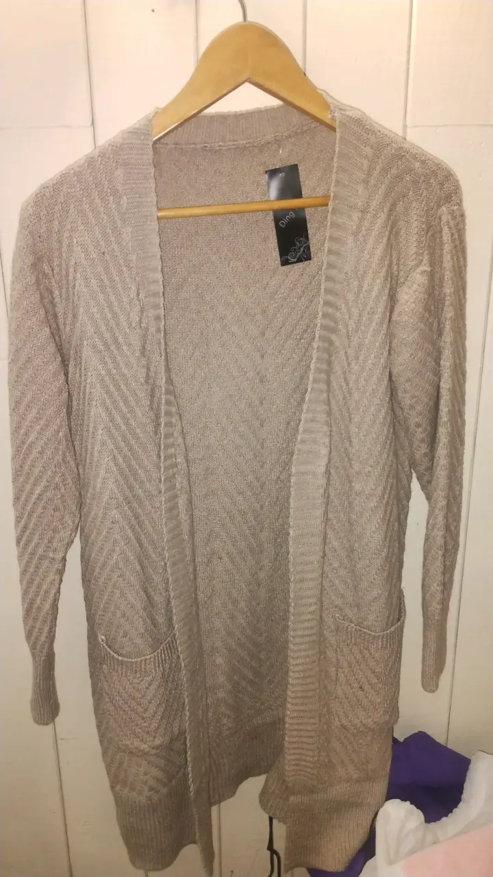 Cardigan largo beige con bolsillos