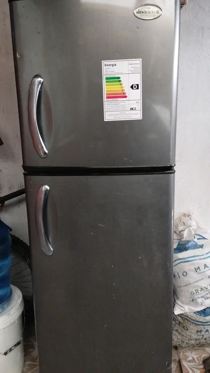 Refrigerador Sindelen de dos puertas en buen estado - 2