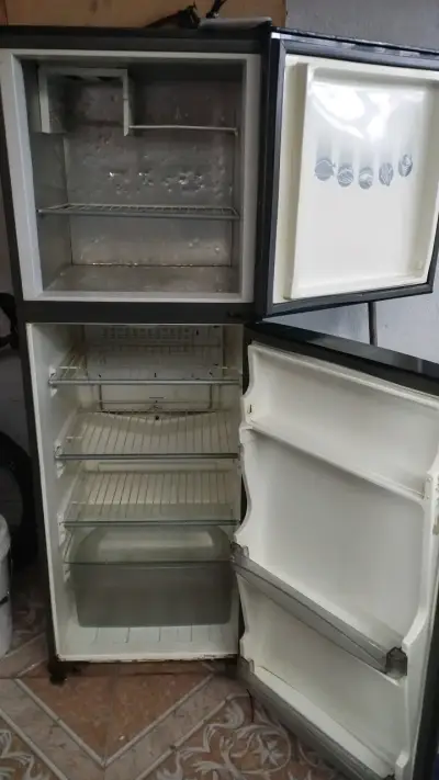 Refrigerador Sindelen de dos puertas en buen estado - miniatura 4