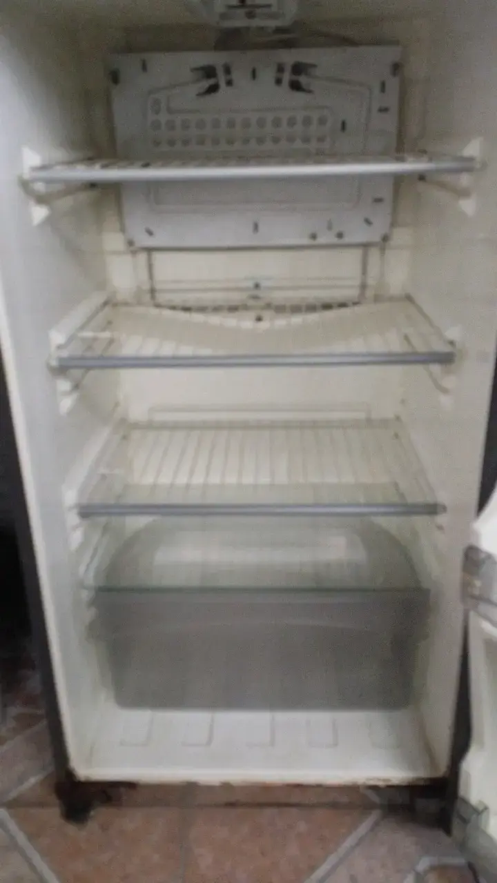 Refrigerador Sindelen de dos puertas en buen estado - 5