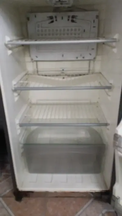 Refrigerador Sindelen de dos puertas en buen estado - miniatura 5