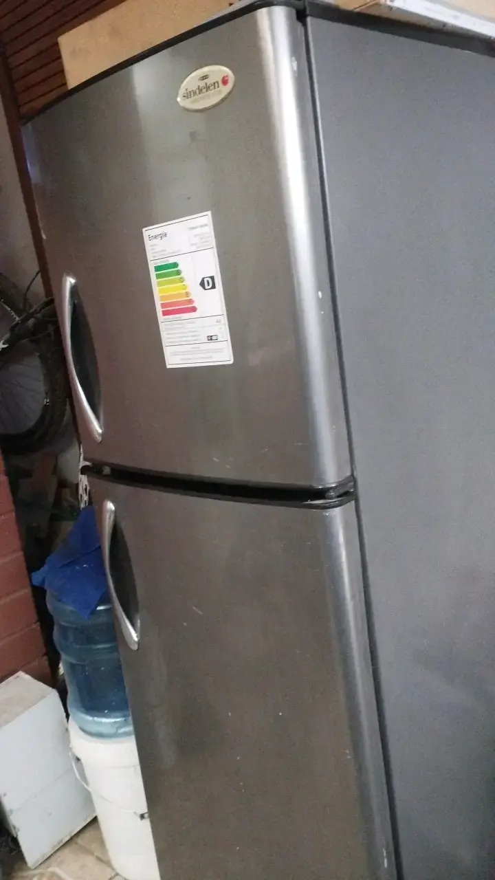 Refrigerador Sindelen de dos puertas en buen estado - 6