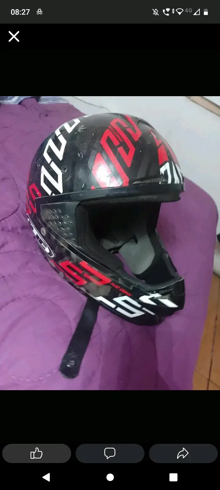 Casco de moto negro con diseño rojo y blanco