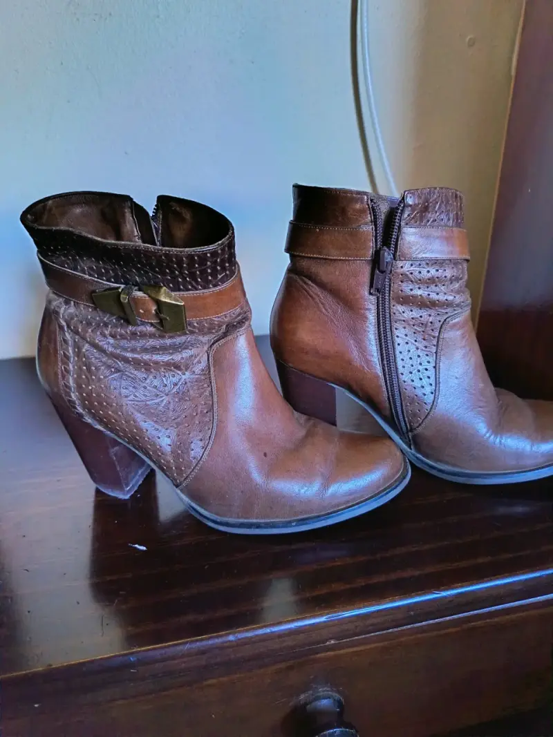 Botines de cuero marrón, mochila Sei y bolso. - 2