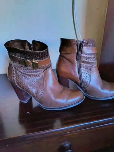 Botines de cuero marrón, mochila Sei y bolso. - miniatura 2